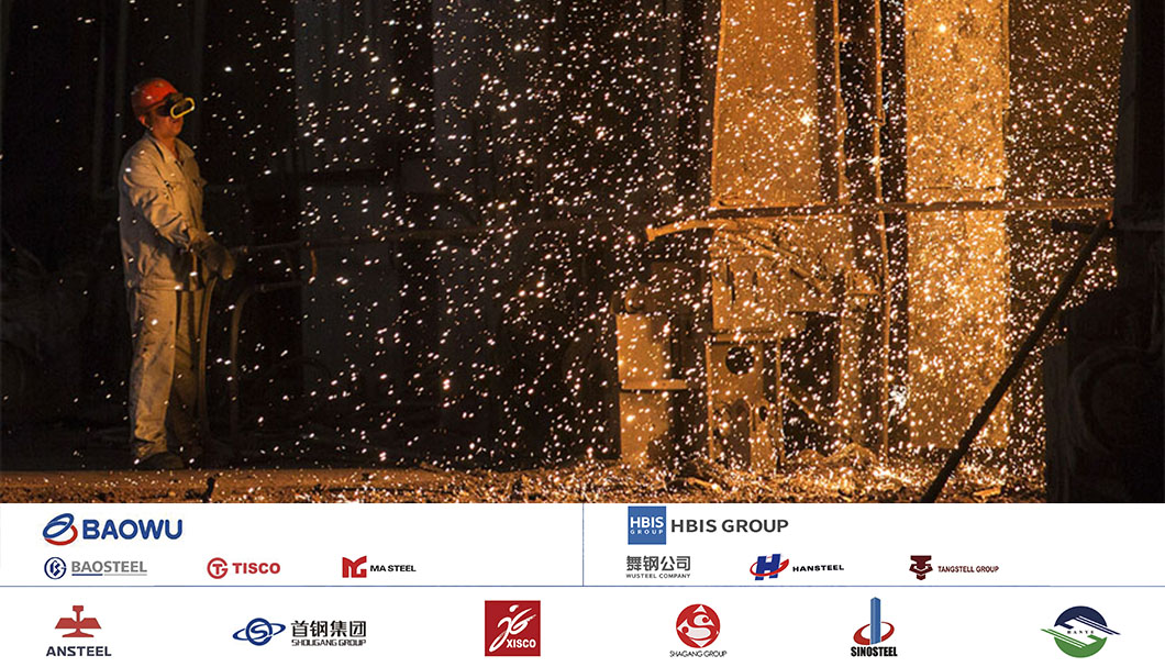 WUHAN, KINA – 27. AUGUST: En arbeider flytter smeltet jern ved en ovn i produksjonsområdet til Wuhan Iron & Steel Group Corp 27. august 2016 i Wuhan, Kina.De to av Kinas største stålprodusenter, Wuhan Iron & Steel Group Corp og Shanghai Baosteel Group Corp, vil slås sammen til Southern China Steel Group.De to firmaene rangerer henholdsvis 11. og 15. i verden.(Foto av Wang He/Getty Images)